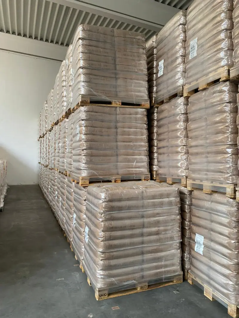 Paleți cu saci de zahăr de 25 kg în depozit